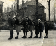808373 Afbeelding van de kinderen van de familie Trapman (Rijksstraatweg 36) te Oudenrijn tijdens schaatsen op de ...